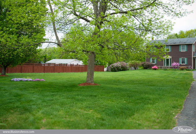 wood-grain-vinyl-pvc-privacy-fence-rosewood-2